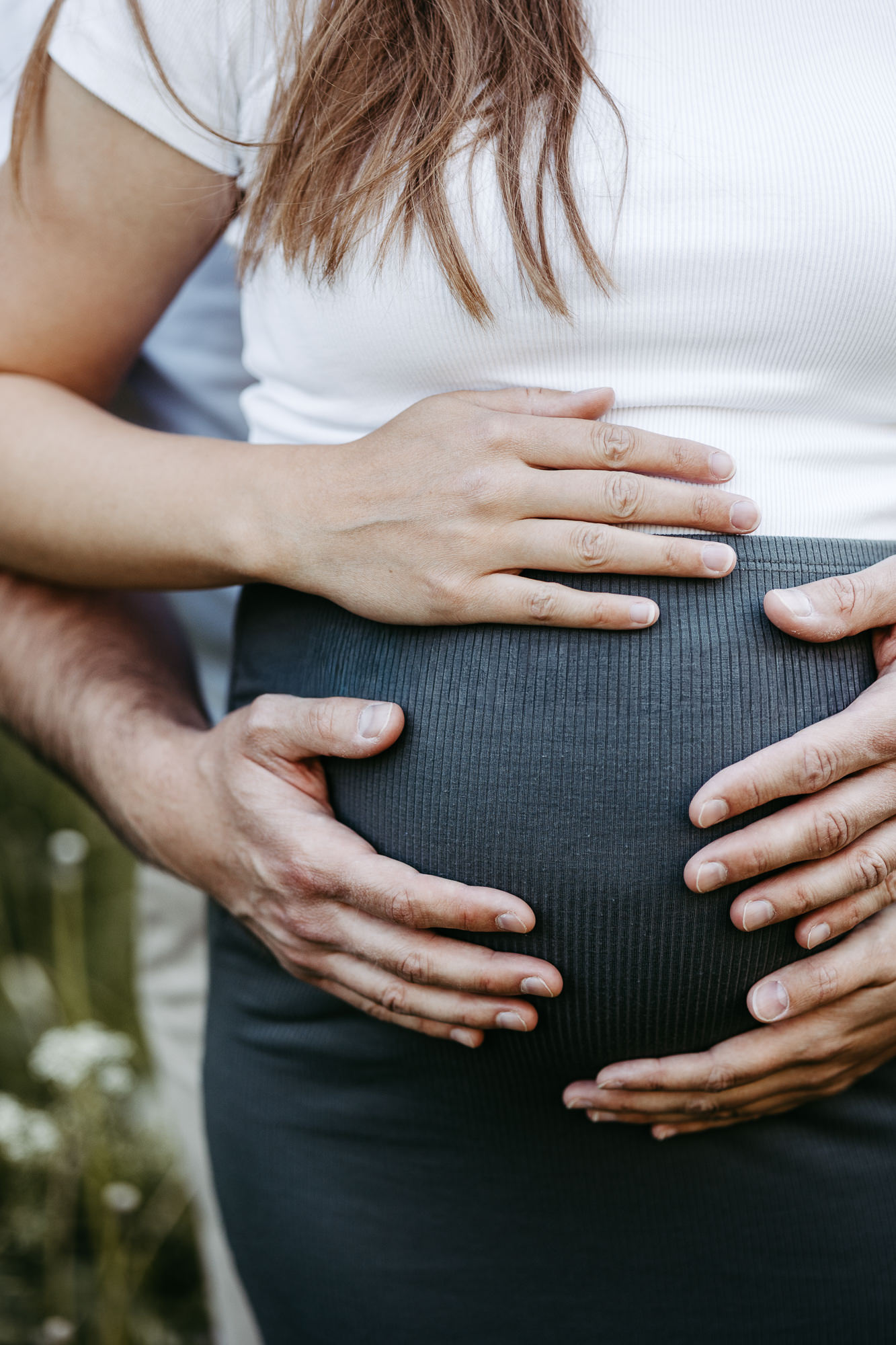 Detail: Hände auf dem Babybauch, andere Perspektive
