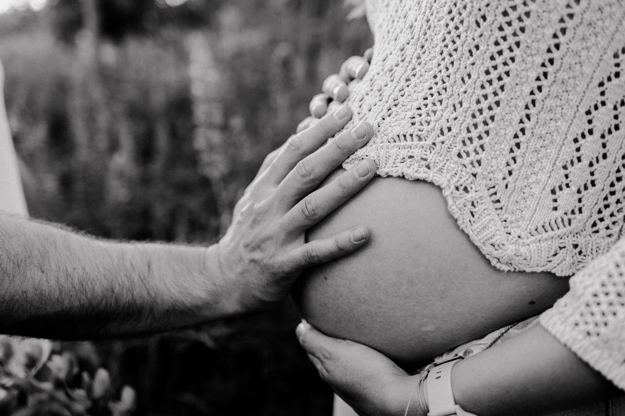 Schwarzweiß: Hände auf dem Bauch mit Schattenspiel