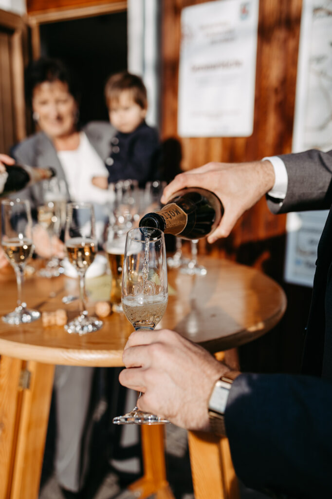 Detailaufnahme: Sekt wird in ein Glas eingeschenkt