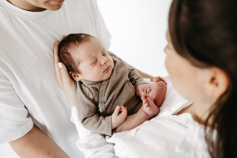 Ähnliche Nahaufnahme, Baby schläft, Kopf wird sanft gehalten