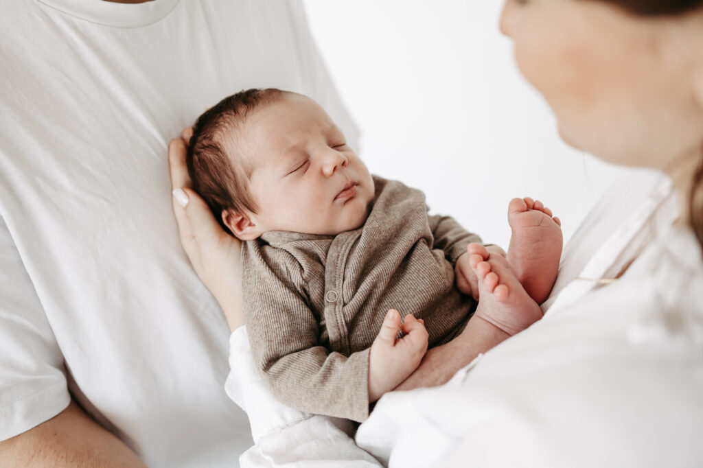 Baby schläft auf der Schulter eines Elternteils, Nahaufnahme