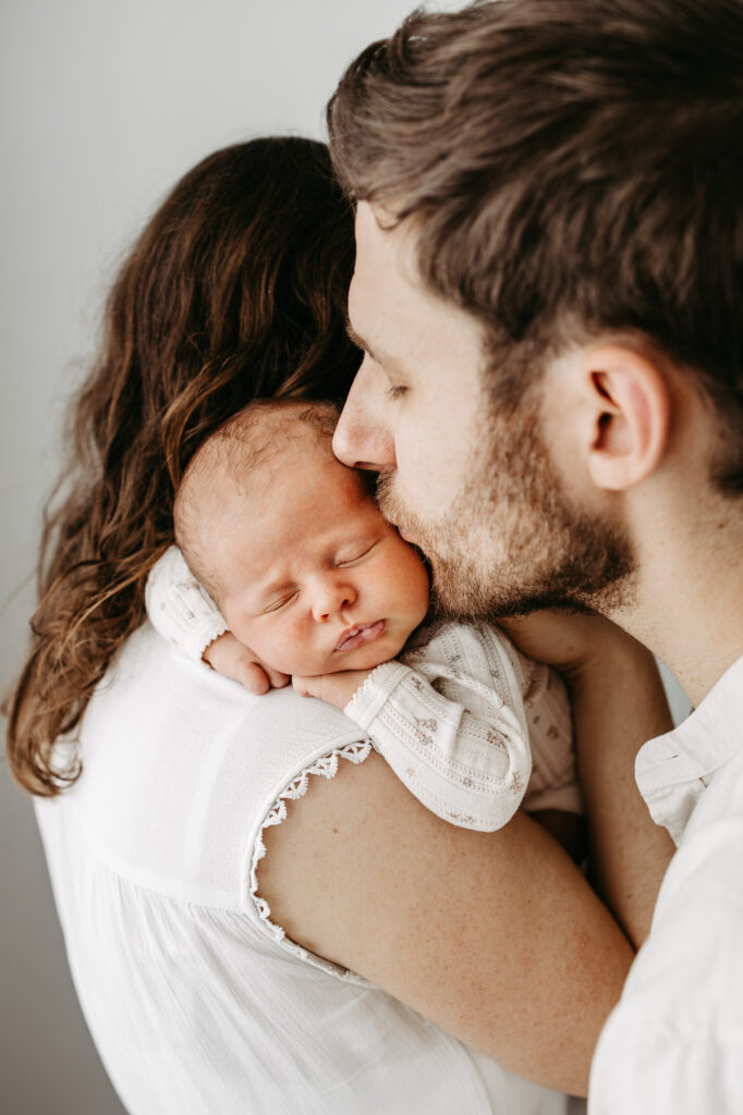 Nahaufnahme des schlafenden Babygesichts im Profil