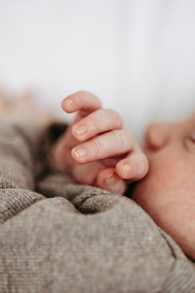 Nahaufnahme der kleinen Fingerchen des Babys