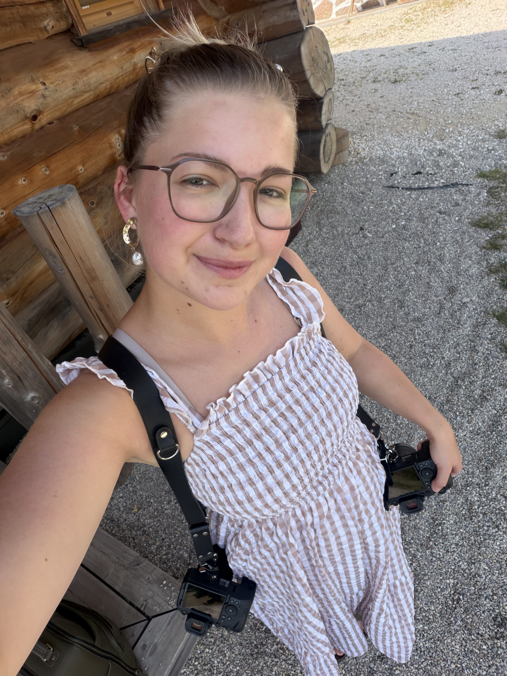 Sandra Dobusch als Fotografin bei der Arbeit, mit zwei Kameras ausgestattet