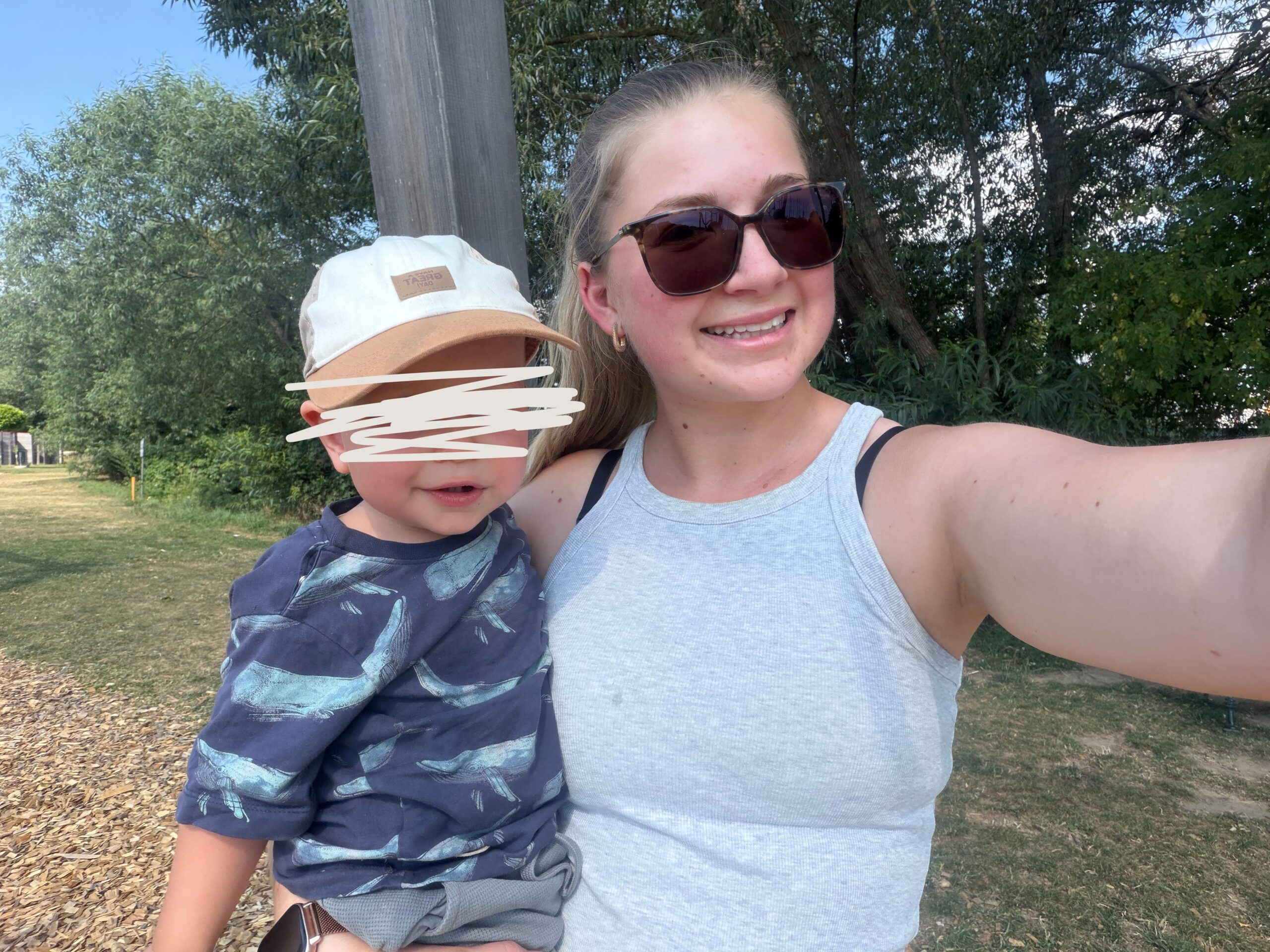 Sandra Dobusch mit ihrem Kind im Park
