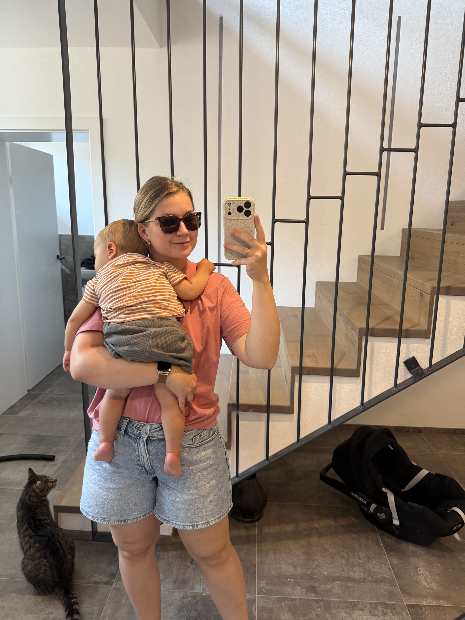 Sandra Dobusch mit ihrem Kind zuhause, Spiegelselfie an der Treppe