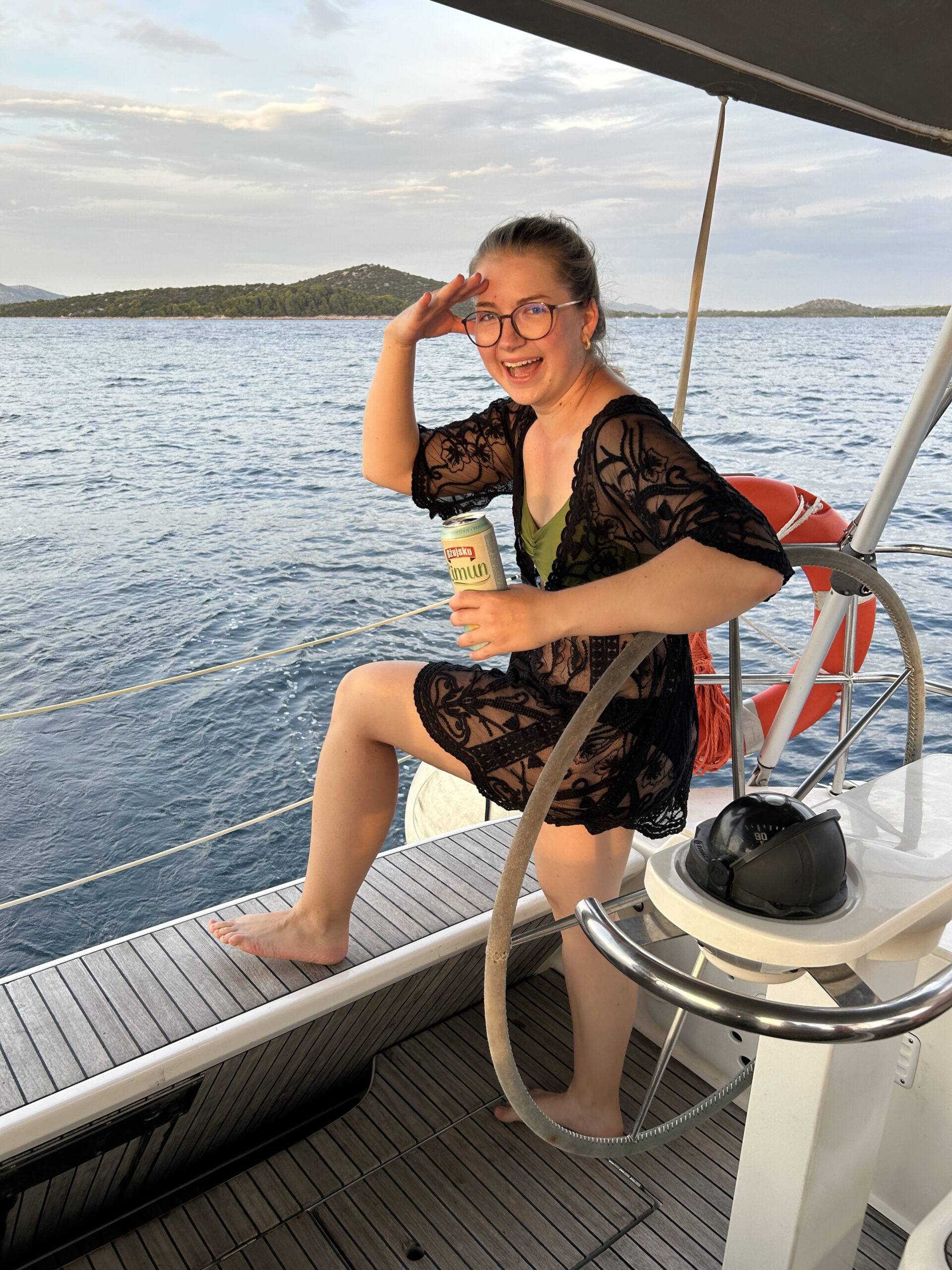 Sandra Dobusch auf einem Segelboot bei Sonnenuntergang, lachend