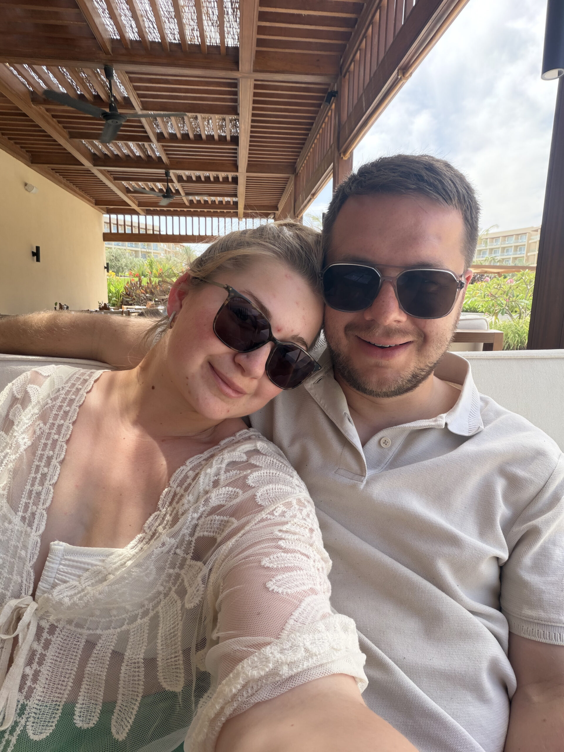 Sandra Dobusch mit Ehemann beim Mittagessen im Urlaub