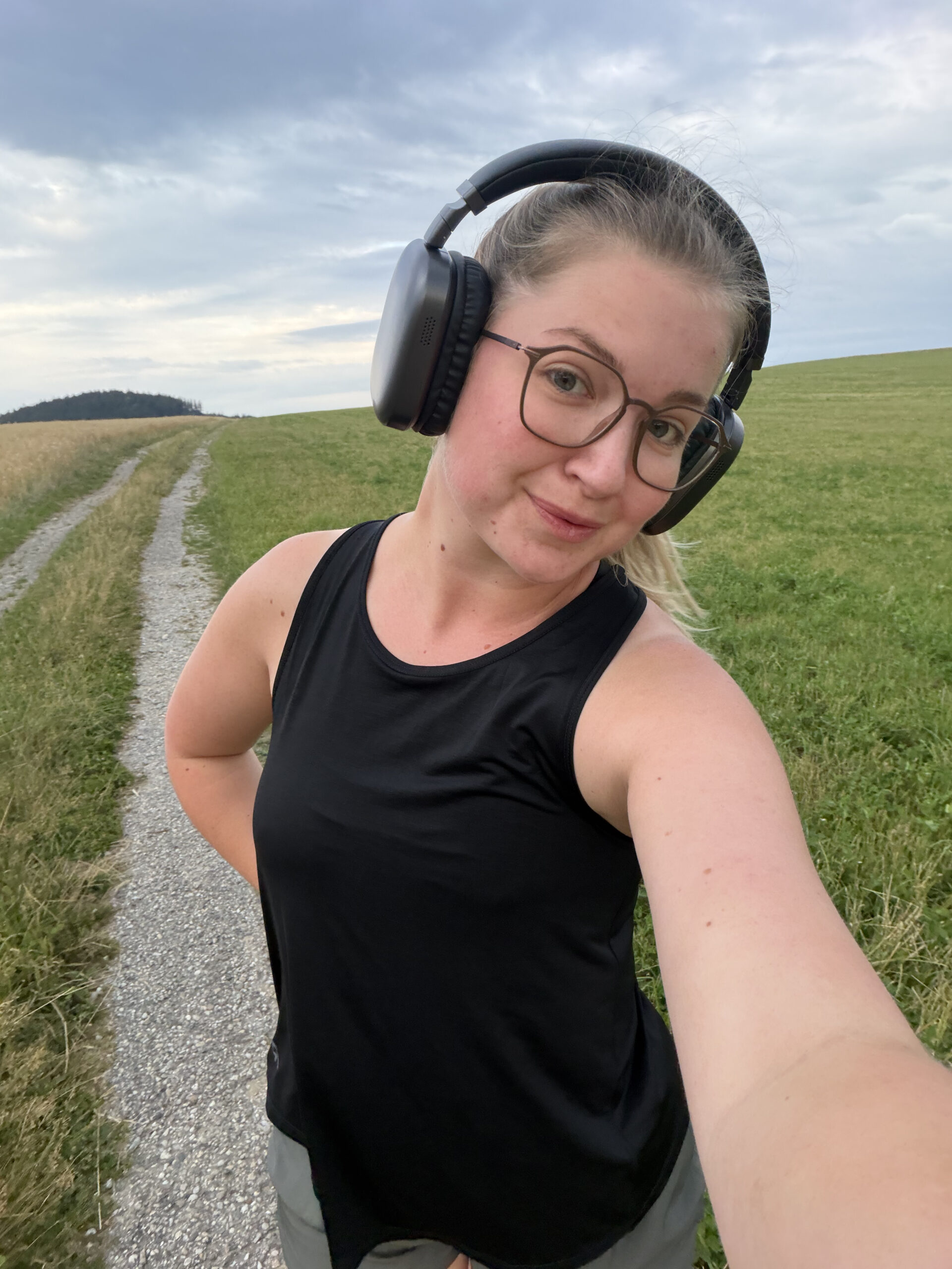 Sandra Dobusch beim Spaziergang mit Kopfhörern auf einem Feldweg