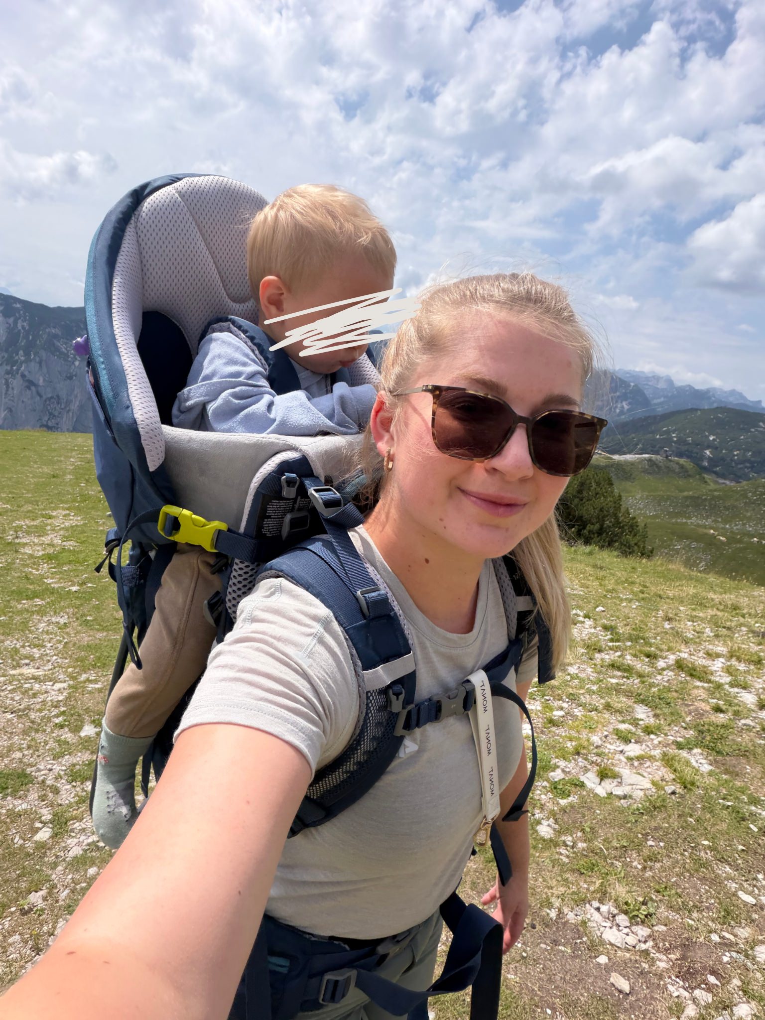 Sandra Dobusch beim Wandern in den Bergen, Kind in der Rückentrage