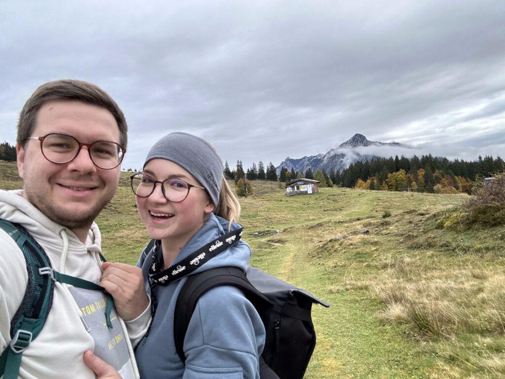 Sandra Dobusch bei Wanderung mit Partner in den Bergen bei Regenwetter
