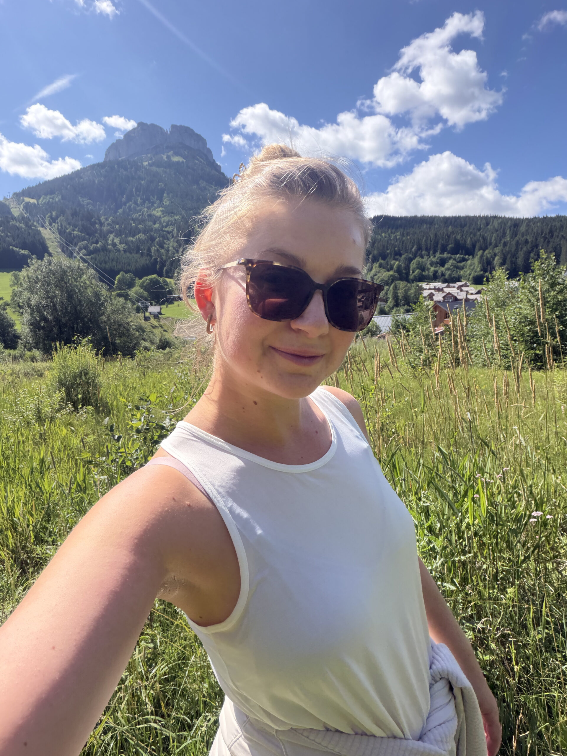 Sandra Dobusch auf einer Bergwiese im Wanderurlaub